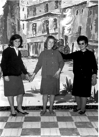 AmiguesMercedesIsabelCarmeal centreParroquialOriginalPARLEM.jpg