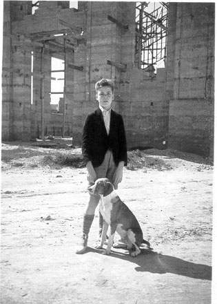 Juan Serra davant del mercat en construcci___ Any 1930_ L__riginal __s de Rosalia Beltran_.jpg